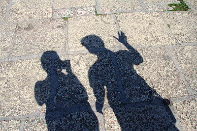 人行道上有两个影子图片下载