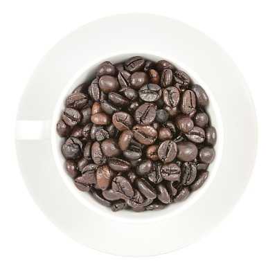 杯子里的咖啡豆被孤立在白色的背景上图片下载