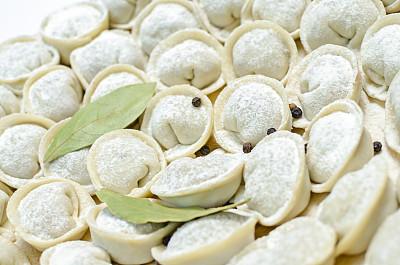 肉饺子，俄罗斯月桂叶佩尔梅尼。近距离图片下载