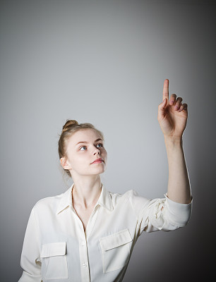 女孩按下按钮图片下载