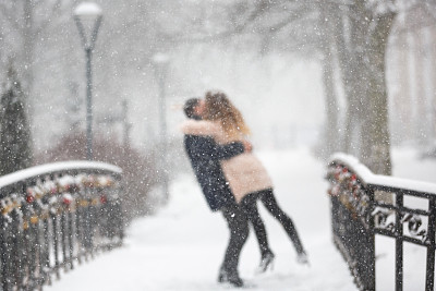 雪天里幸福的一对图片下载