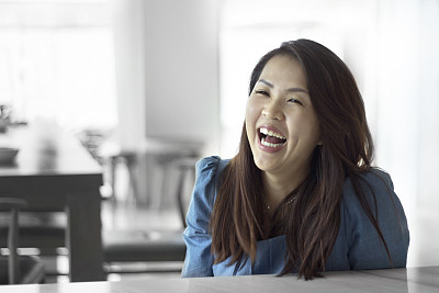 亚洲女性美丽的女性肖像与微笑图片下载