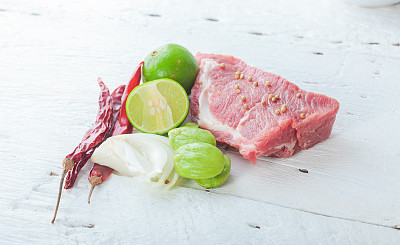 用香草装饰的生肉图片下载