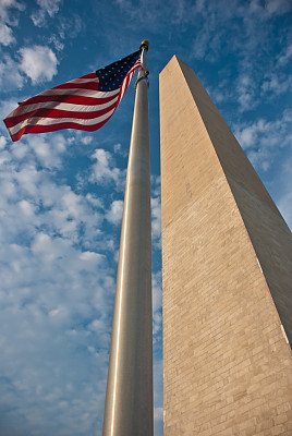 华盛顿纪念碑和美国国旗图片下载