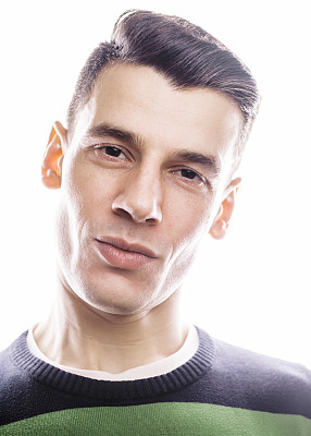 一个聪明严肃的年轻人的肖像，靠白色站着图片下载