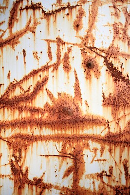 生锈的工业垃圾桶背景图片下载