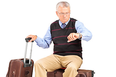 资深游客在检查行李上的时间图片下载