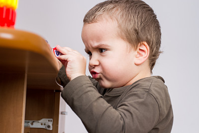 小男孩在房间里玩玩具图片下载