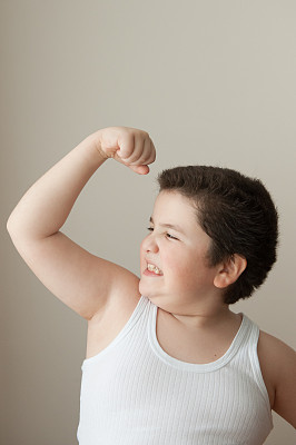 男孩男孩力量训练肌肉运动强大的运动脂肪背心图片下载