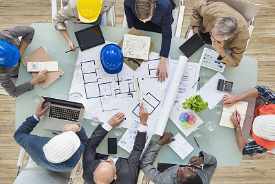 建筑师和工程师计划一个新项目图片下载