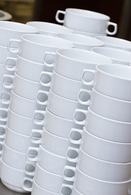 一堆白色的汤碗图片下载