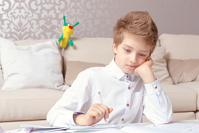 学校男孩做家庭作业图片下载