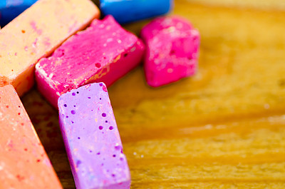 木头背景上的明亮粉笔图片下载