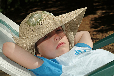 阳光明媚的男孩图片下载