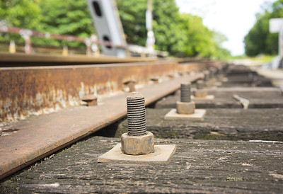 用螺栓固定木桥的长度图片下载