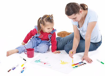 妈妈和孩子在画画图片下载