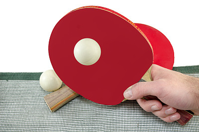 男性手拿乒乓球拍，孤立图片下载