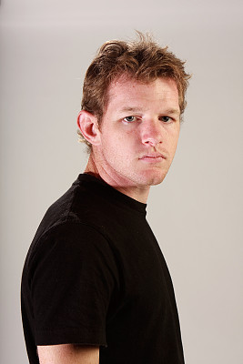 年轻人盯着图片下载