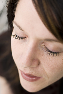 女人锐利的眼睛，浅的视野，棕色的头发图片下载