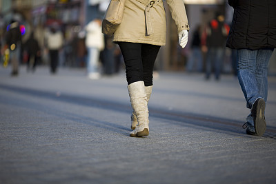 女人走在街上图片下载