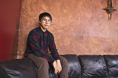 书呆子-沮丧地坐着图片下载