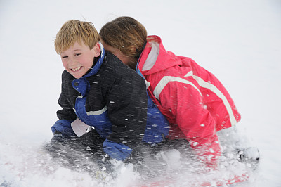 两个孩子玩雪橇图片下载