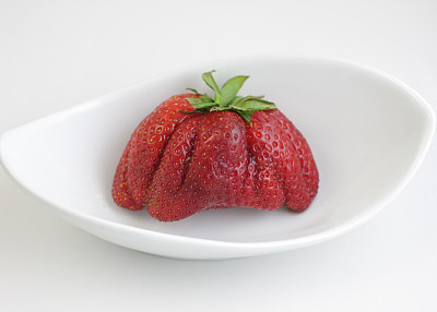 一个白碗里的大草莓图片下载