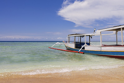 天堂海滩与支腿船图片下载