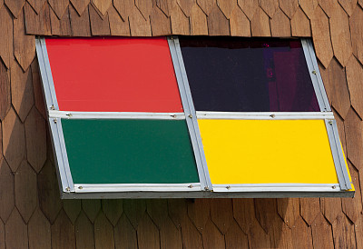 木墙上五颜六色的窗户图片下载