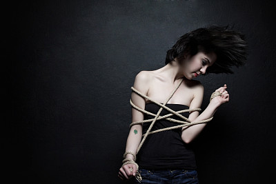 美丽的年轻女子被绑住图片下载