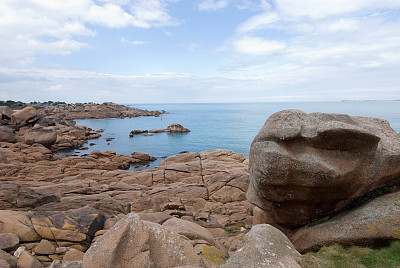 红色岩石海岸线图片下载
