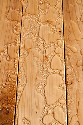 木头上的水滴图片下载