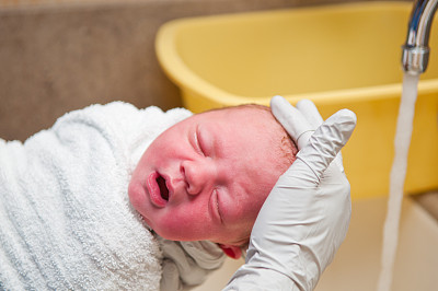 第一次洗澡图片下载