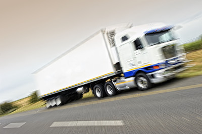 高速行驶的卡车图片下载