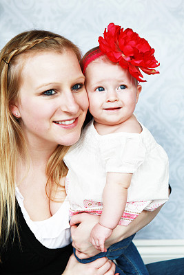 美丽的妈妈和宝贝女儿图片下载