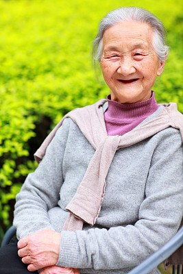 快乐的亚洲女性在院子里图片下载