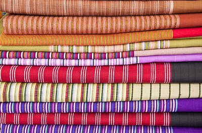 色彩丰富的泰国风格的土著服装图片下载