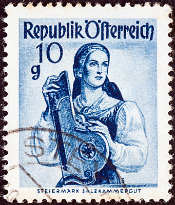 奥地利邮票:一个来自施泰尔马克·萨尔茨卡默古特的女人(1948年)图片下载