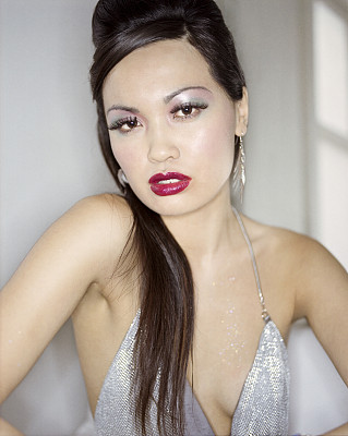 穿着时尚的模特肖像图片下载