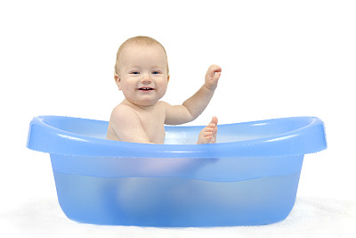 小男孩在洗澡图片下载