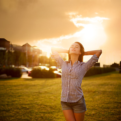 享受生活的梦幻女人。放松的概念。图片下载