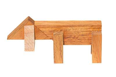 狗木制玩具的孩子。图片下载