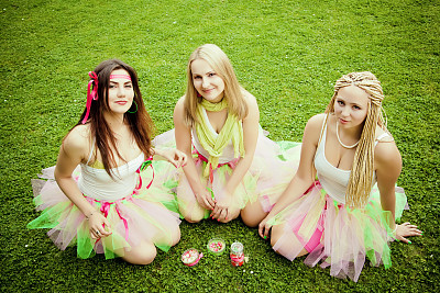 快乐的女朋友们在公园里。图片下载