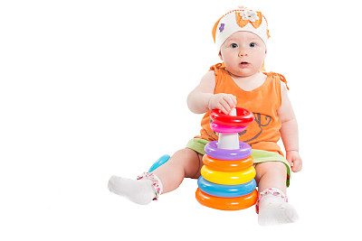 小女孩玩彩色金字塔孤立在白色背景图片下载