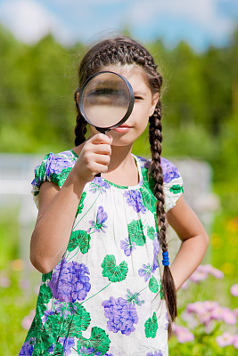 用放大镜看的女孩的肖像图片下载