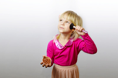 化妆的女孩图片下载