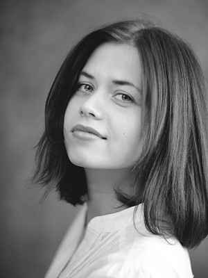 漂亮的女孩有长长的黑发，黑白相间图片下载