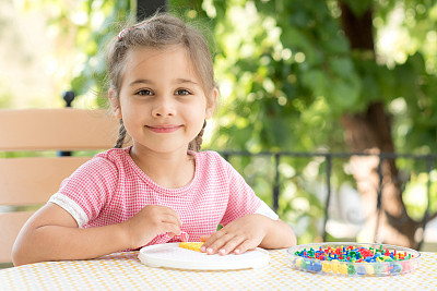 小女孩在户外玩玩具图片下载