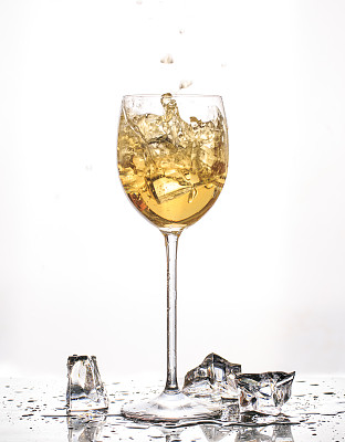 彩色液体隔离杯图片下载