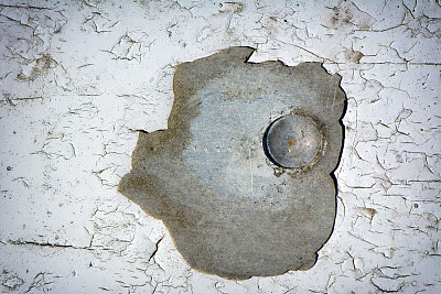 白色油漆剥落与铆钉图片下载